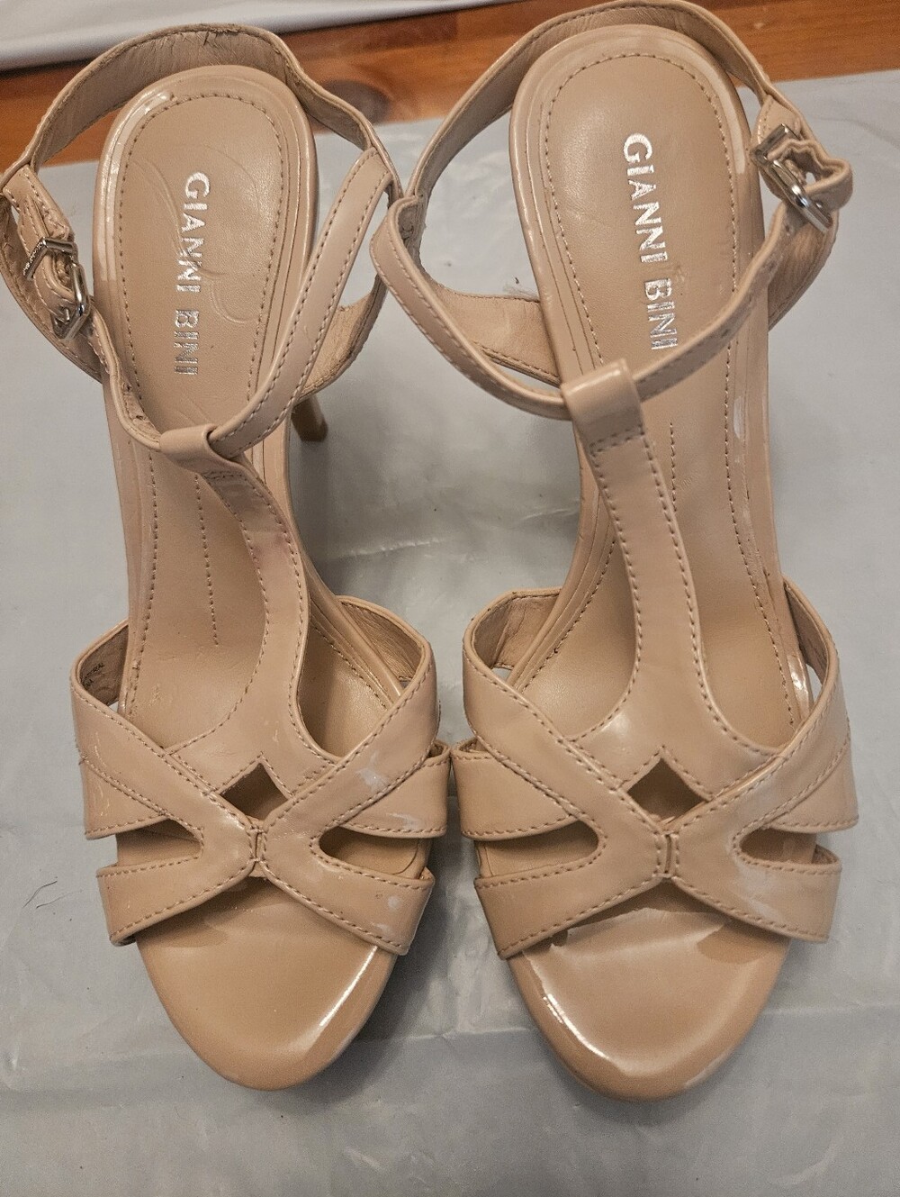 Gianni Bini Beige Nude Strappy T‑Bar Heeled Sandals